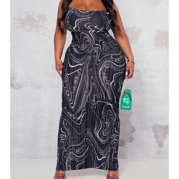PRETTYLITTLETHING PLUS BLACK WHITE SWIRL PRINTED PLISSE COWL NECK MAXI DRESS - Picture 1 of 10